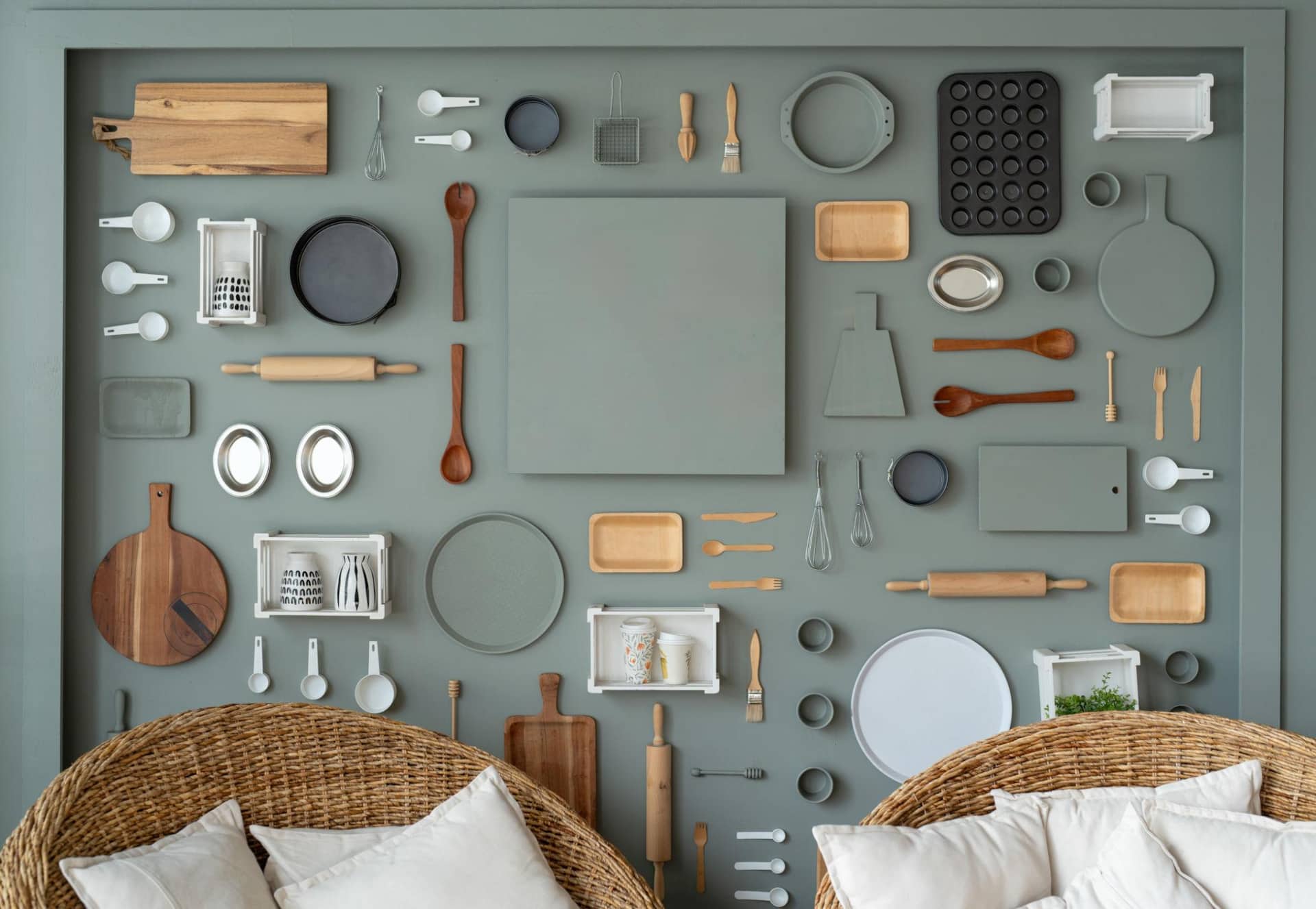 Cuisine lumineuse avec plan de travail organise