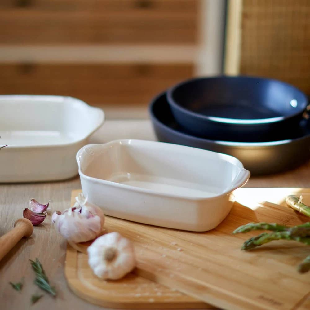 Illustration de la catégorie Plats de service & plats au four